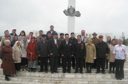 У монумента
